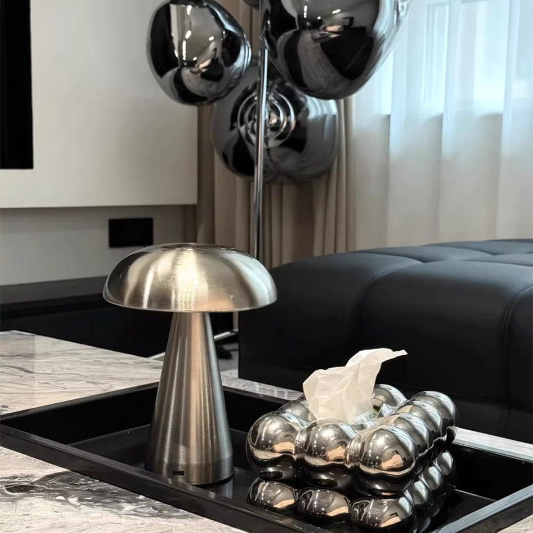 Luminária de Mesa Cogumelo em Metal – Design Moderno com Toque Retrô e Iluminação Aconchegante