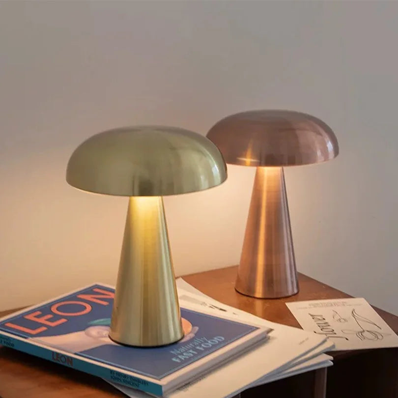 Luminária de Mesa Cogumelo em Metal – Design Moderno com Toque Retrô e Iluminação Aconchegante