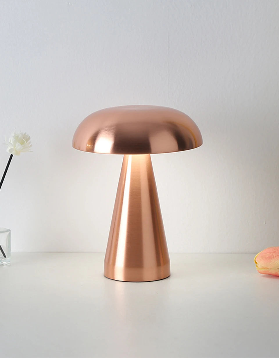 Luminária de Mesa Cogumelo em Metal – Design Moderno com Toque Retrô e Iluminação Aconchegante