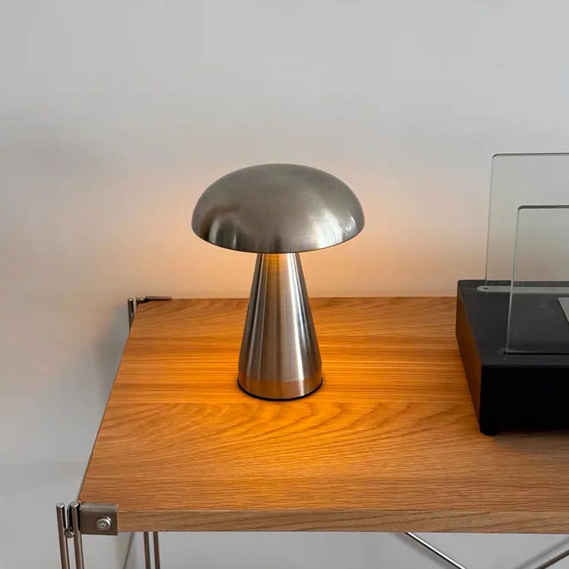 Luminária de Mesa Cogumelo em Metal – Design Moderno com Toque Retrô e Iluminação Aconchegante