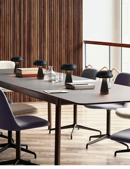 Luminária de Mesa Cogumelo em Metal – Design Moderno com Toque Retrô e Iluminação Aconchegante