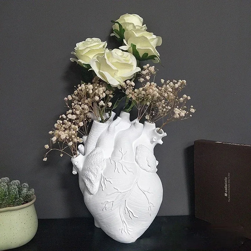 Vaso Decorativo de Resina em Formato de Coração